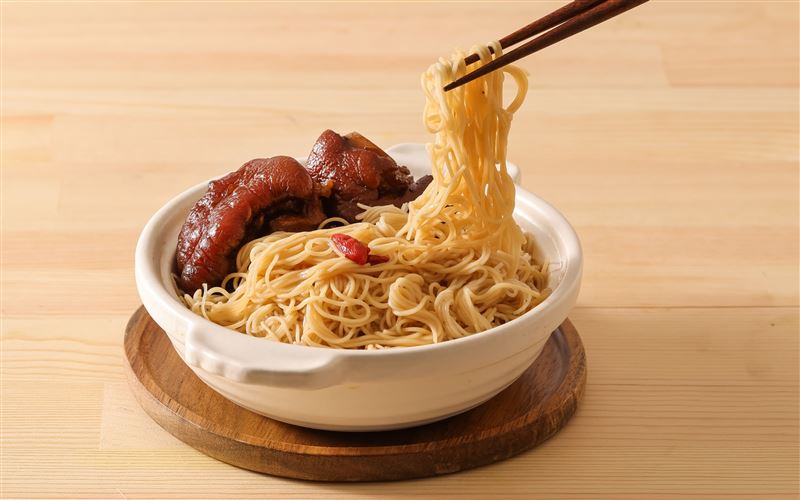 丰禾憑王品瘋美食券消費滿額送隱藏版料理「豬腳麵線」。(圖/丰禾提供)