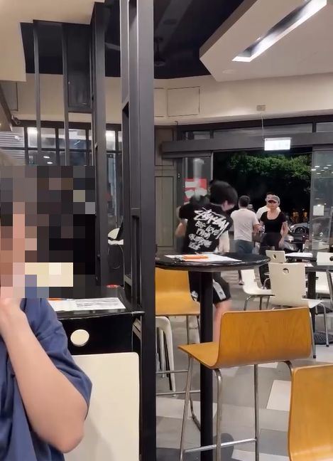 為了催討3萬元債務,兩方在一中商圈泡沫紅茶店內大打出手。(圖/翻攝自Threads @zsiheng.o)