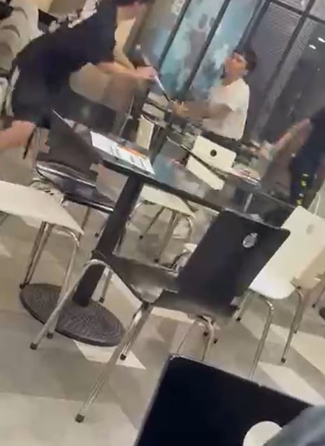陳男持預藏球棒,與欠債的莊男扭打。(圖/翻攝自Threads @c_chang726)