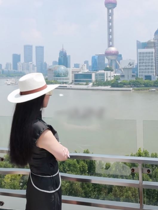 Coco拍片被網友抓包欄杆因為修圖而變形。（圖／翻攝自網路）