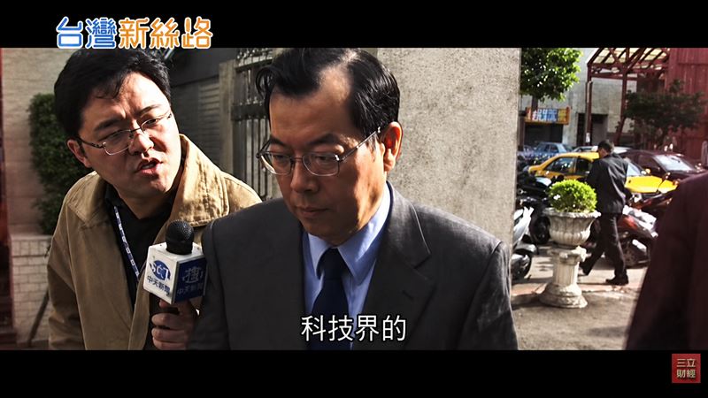 黃崇仁生前親曝有靈異體質,躲過華航班機香港啟德機場墜海意外,九命怪貓傳奇再添一筆曝光。(圖/翻攝自三立財經iNEWS《台灣新思路》)