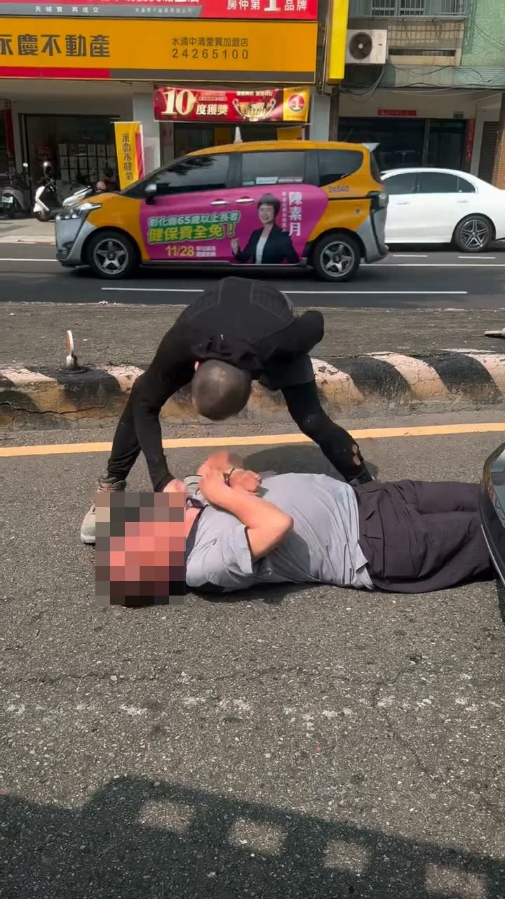 阿伯疑似先跟駕駛嗆聲,後來反而被駕駛打趴在地,衝突的過程讓不少民眾目睹驚嚇。(圖/翻攝threads)