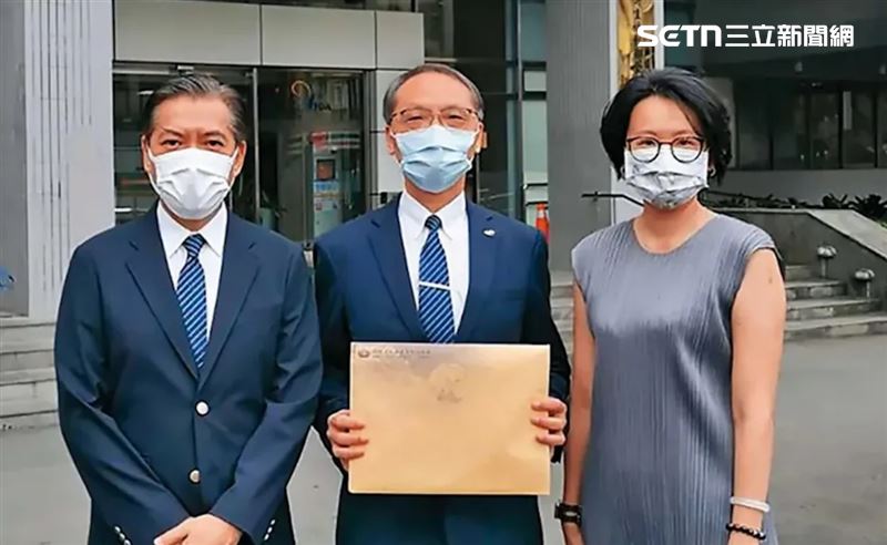 前彰化律師公會理事長陳昱瑄(右),與掮客聯手詐騙慈濟十億元,還搬出鴻海郭董當人頭取信慈濟。(圖/翻攝畫面)