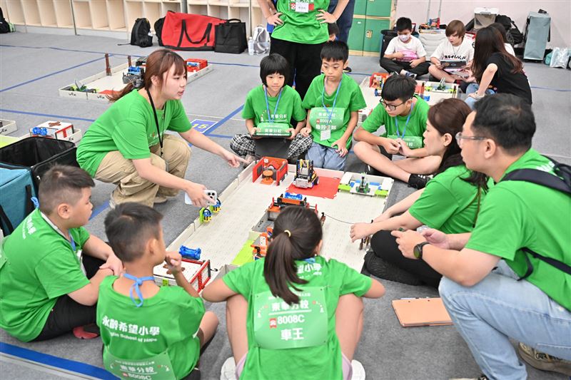 千人齊聚!永齡希望小學機器人大賽盛大登場,永齡為孩子搭建一座公平的舞台。(圖/永齡基金會提供)
