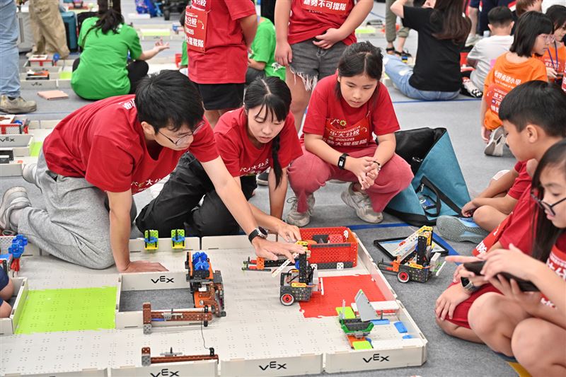 千人齊聚!永齡希望小學機器人大賽盛大登場,永齡為孩子搭建一座公平的舞台。(圖/永齡基金會提供)