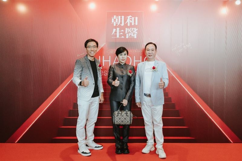 7月24日於馬來西亞吉隆坡舉辦跨國記者會 左起朝和生醫張碩文董事長、拿督吳委鎖、李儐董事長。(圖/業者提供)