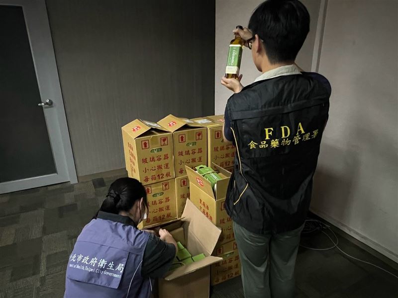 嘉義縣鑫隆發實業生產的「百年堂冷壓黃金苦茶油」，經檢出苯駢芘6.3 μg/kg。食藥署指出，該批產品共生產330公斤，原料茶籽產自中國，目前已全數啟動回收。（圖／食藥署提供）