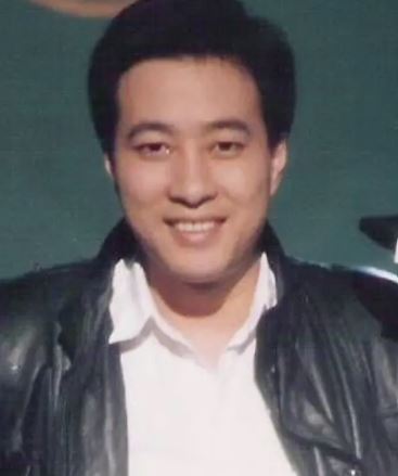 姜厚任年輕時模樣被不少人認為神似韓國男神蘇志燮。(圖/翻攝自姜厚任臉書)