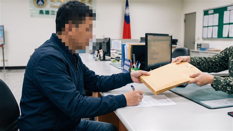 堂哥到高雄市後備指揮部代領堂弟的教育召集令,但到報到時間,他卻沒有前往報到。(示意圖/AI生成)