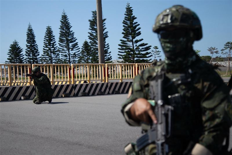 官兵於戰術位置進行警戒(圖/軍聞社提供)