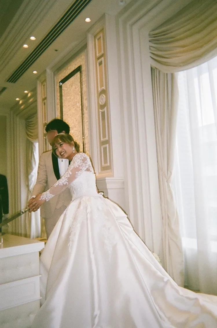 藍原亞希與大16歲的高中班導師慎一結婚。(圖/翻攝自X平台 @藍原亜希)