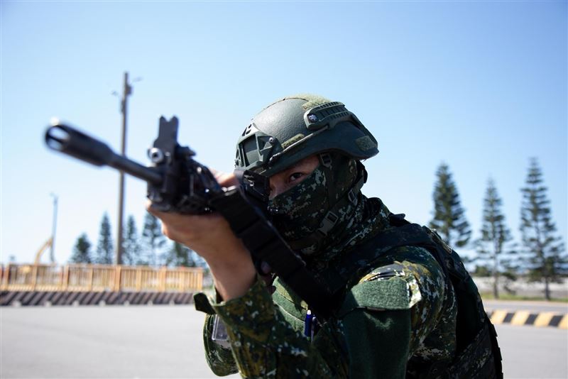 官兵於戰術位置進行火力部署(圖/軍聞社提供)