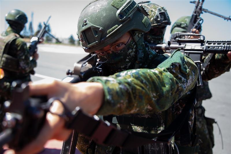官兵交叉掩護,進入港區進行目標搜索(圖/軍聞社提供)