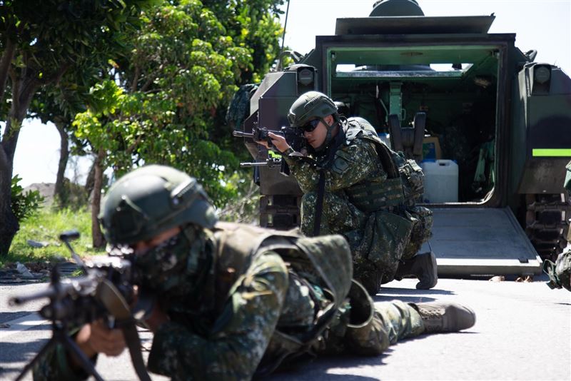 官兵於裝甲運兵車後方進行警戒(圖/軍聞社提供)