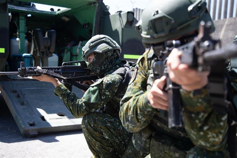 官兵於裝甲運兵車後方進行警戒(圖/軍聞社提供)