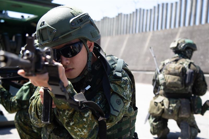 官兵於裝甲運兵車後方進行警戒(圖/軍聞社提供)