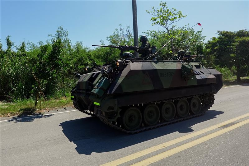 CM21裝甲運兵車接獲命令後,機動至花蓮港進行要港防衛(圖/軍聞社提供)
