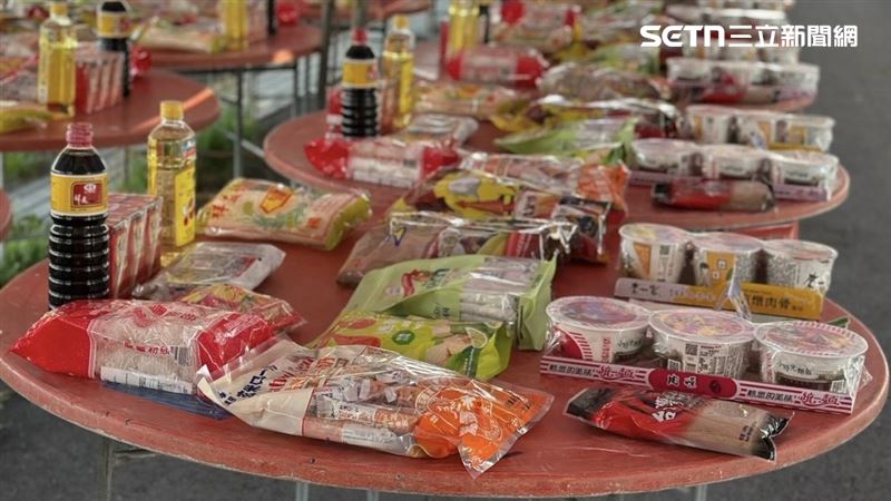 為祈求施工順利,現場擺滿供品。(圖/翻攝畫面)