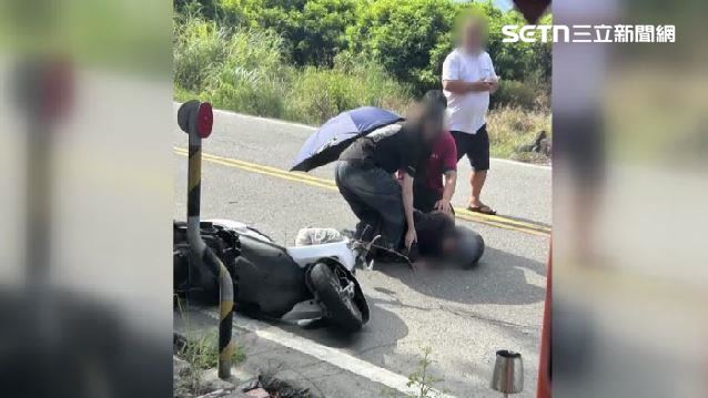 路邊長樹藤釀禍!騎士慘勾摔車「臉掛彩」