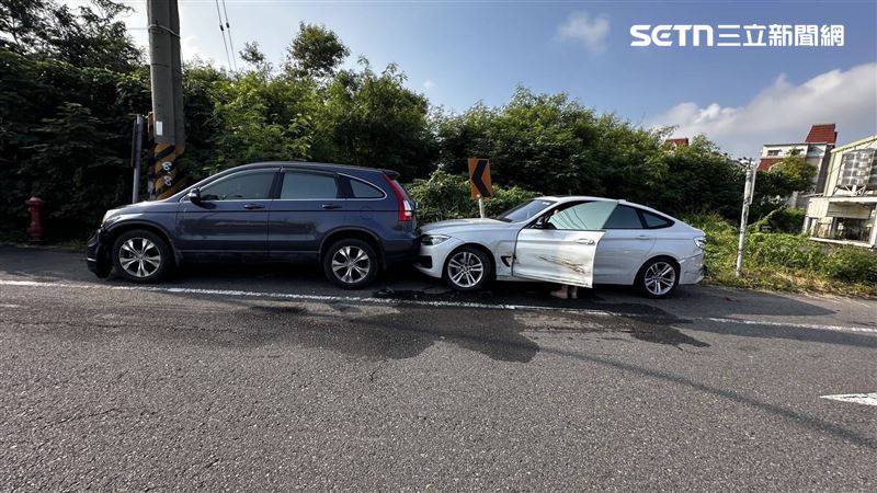 撞爛600萬保時捷!台南31歲男肇逃硬開8公里,愛車「下巴著地」慘況曝光。(圖/翻攝畫面)