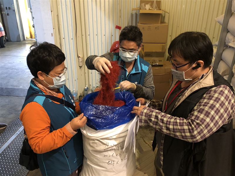 無良業者將庫存7663.2公斤的蘇丹紅辣椒粉，加工販售，不法獲利125萬元。（圖／翻攝畫面）