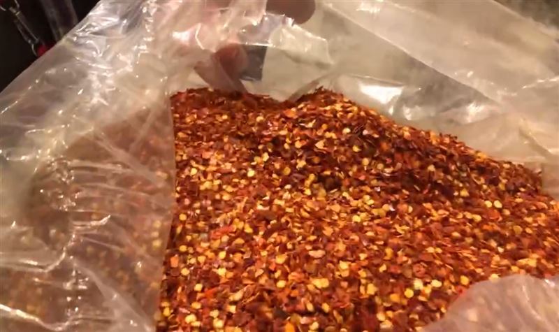 林姓負責人明知辣椒粉含有蘇丹紅，仍製成販售給下游，在法庭上竟表示「吃起來影響不大」。（圖／翻攝畫面）