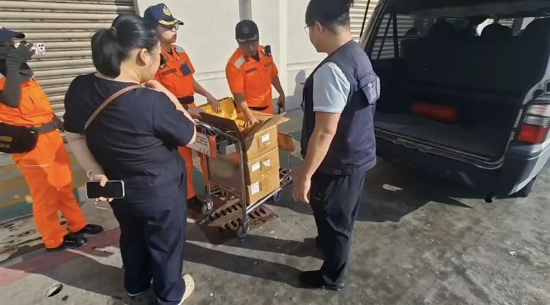 今(6日)上午6時許停靠基隆港西岸3號碼頭後,相關人員立刻針對攜帶物品實施安全檢查。(圖/翻攝畫面)