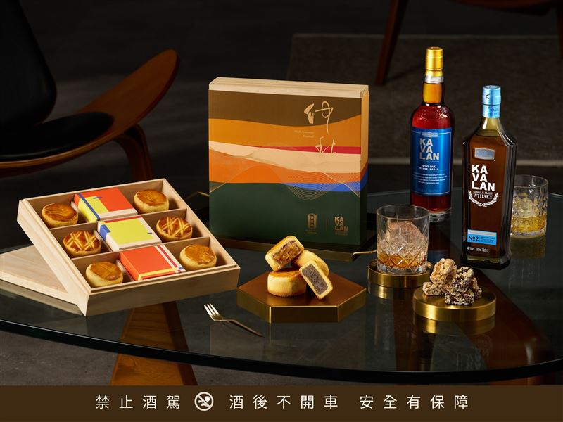 舊振南呈獻「酒釀蘋果」與「梨香寒天」兩款微醺大人系月餅,展現台灣風土與職人工藝交織而成的風味美學。(圖/品牌業者提供)