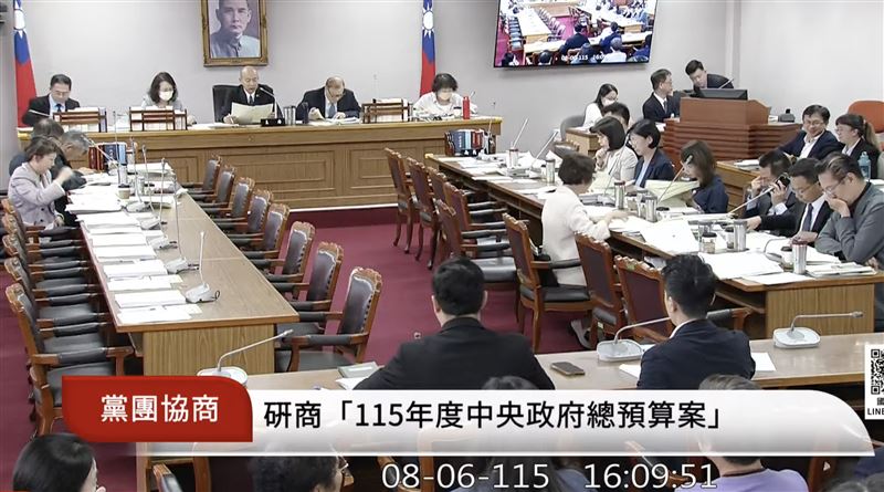 何志偉喊出「莫忘世上苦人多」,翁曉玲反擊此為情緒勒索,要求總統儘速公布法律及提名大法官,且憲政癱瘓問題幾乎都是總統造成,韓國瑜則表示「現在政黨協商,我表情已經很苦了你看到沒有?」(圖/翻攝自國會頻道)