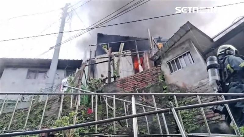 台北市大安第九公墓旁透天厝突然竄出火煙,警消耗費35分鐘撲滅火勢。(圖/翻攝畫面)