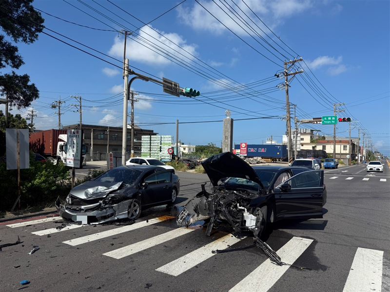 兩車車頭嚴重變形。(圖/翻攝畫面)