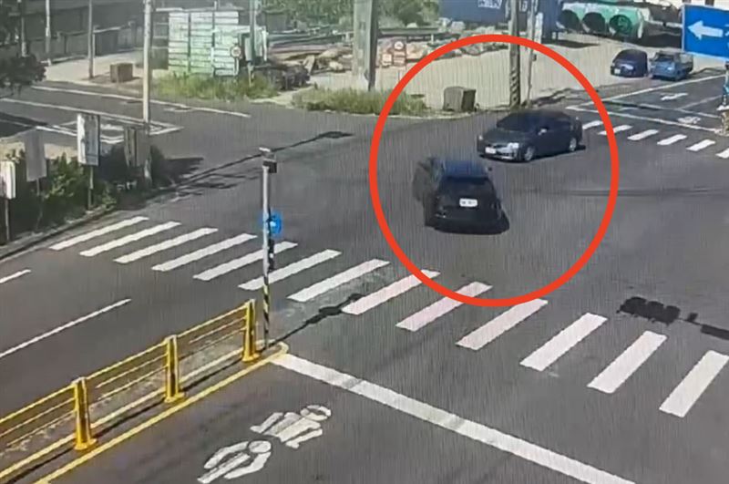 黃男左轉後在路口與直行車發生碰撞。(圖/翻攝畫面)