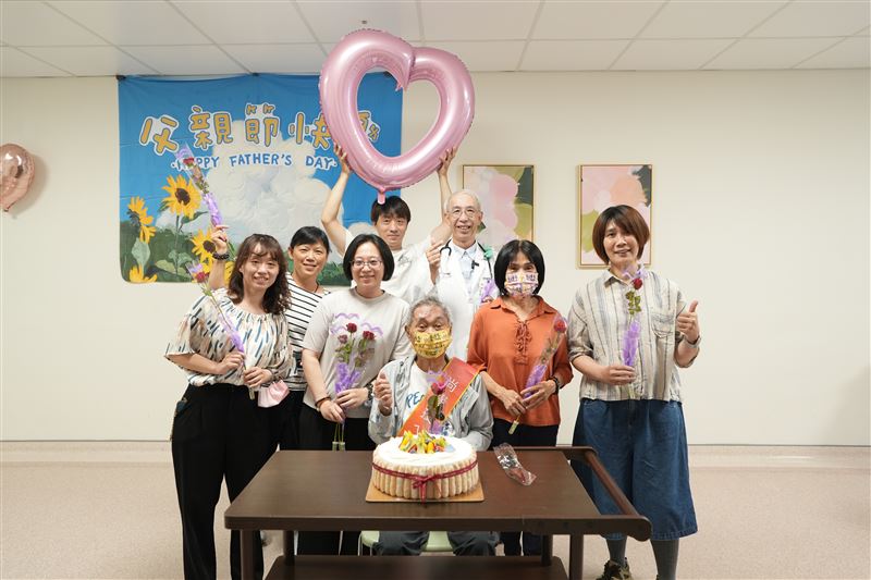 傅男在家人的陪伴下,抗癌治療持續16個月,歡度父親節。(圖/光田醫院提供)