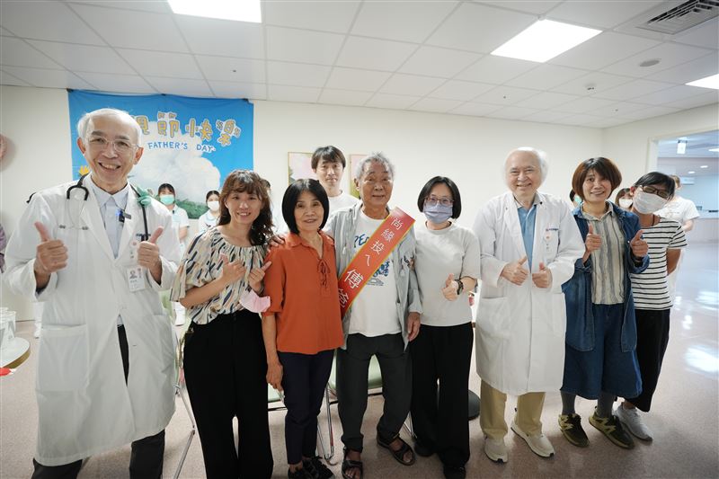 傅姓男子因出現上腹痛、食慾變差症狀,到醫院檢查才知罹患胰臟癌四期,已轉移肝臟,在家人鼓勵下努力抗癌。(圖/光田醫院提供)