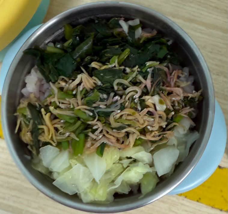 簡舒培揭露,夏莉絲集團提供給小朋友的餐點,品質大有問題。(圖/簡舒培議員提供)