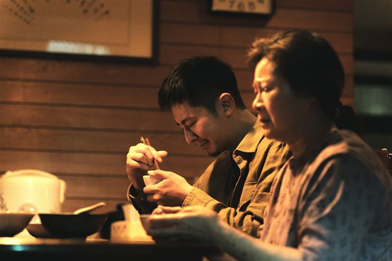 李國毅(後)在劇中面臨辦案生涯最沉重打擊,忍不住在家人面前痛哭失聲。(圖/瀚草影視提供)