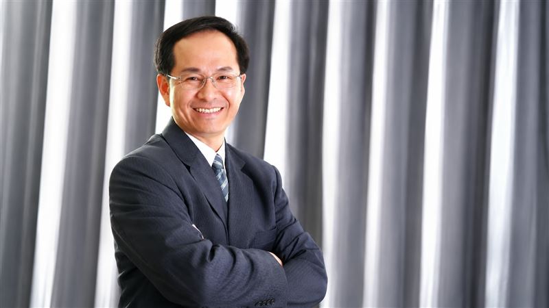 董事長余適安指出,家安居以「全齡健康旅居」為核心打造會員制度,並非房屋買賣,也不是傳統銀髮住宅、養生村或住宿式長照機構,而是整合居住使用權、健康管理、生活支持、社群互動及多據點旅居等服務。(圖/翻攝畫面)
