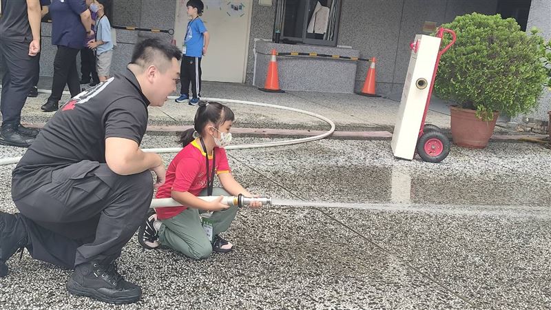 室內消防擬真射水訓練。(圖/翻攝畫面)