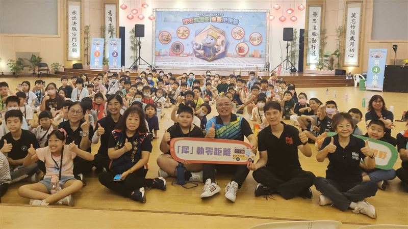 合影留念。(圖/翻攝畫面)