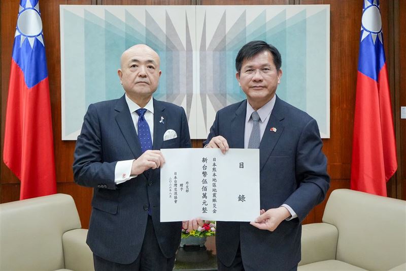 林佳龍代表政府將新台幣500萬元賑災款交給日本駐台代表片山和之。(圖/外交部提供)