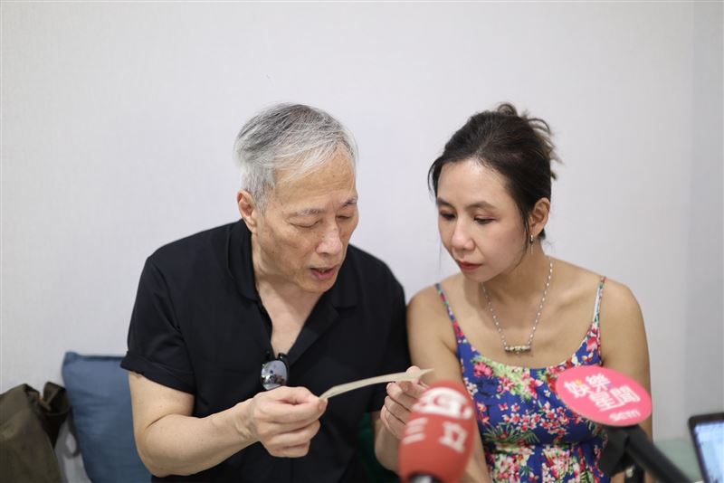 姜厚任甜蜜讀著童芯當年寫的明信片。(圖/記者鄭孟晃攝影)