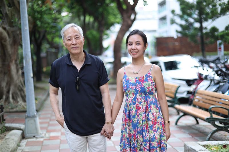 姜厚任帶著小24歲女友童芯現身受訪。(圖/記者鄭孟晃攝影)