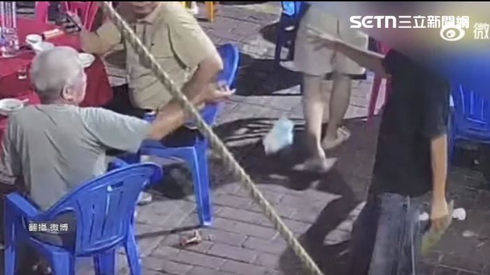 店員找錢時也將錢丟在地上讓顧客自己撿。(圖/翻攝自微博)