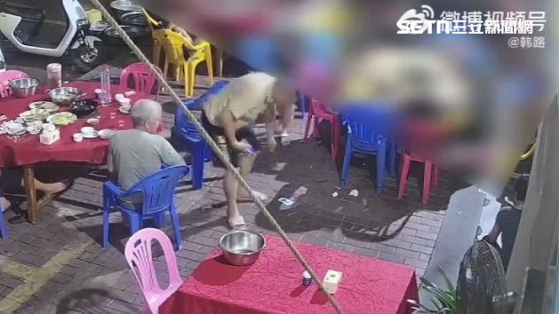 最後是顧客友人起身將錢撿起。(圖/翻攝自微博)