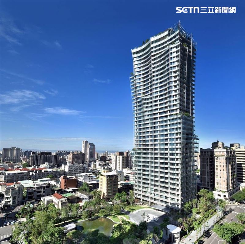 李世宗名下的天空樹,一戶價值上億,用來私藏黃金新台幣,平常都要信徒喝精油,沒想到在收押後他與乾女兒名律師,經常在檢調偵辦期間,嗑掉一整個便當。(圖/翻攝畫面)