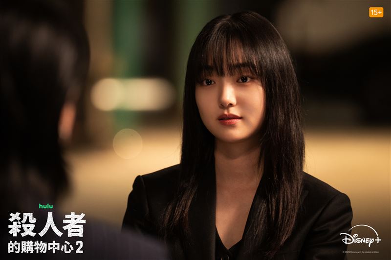 鄭智安(金慧埈 飾)在痛失男友後,下定決心回歸叔叔鄭進灣(李棟旭 飾)身邊。(圖/Disney+提供)