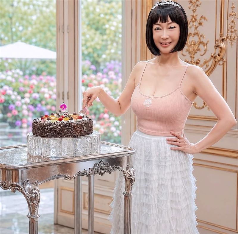 顧婕切蛋糕。（圖／翻攝自顧婕臉書）