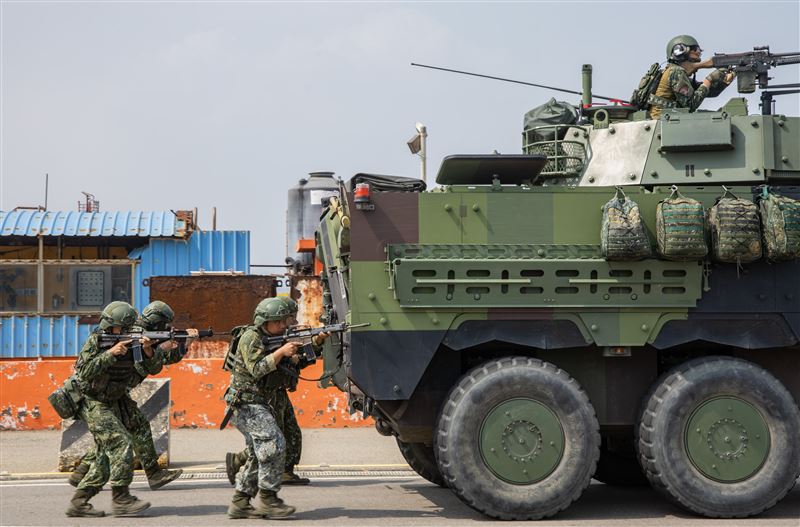 官兵下車戰鬥。(圖/軍聞社提供)