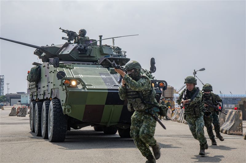 官兵下車戰鬥。(圖/軍聞社提供)