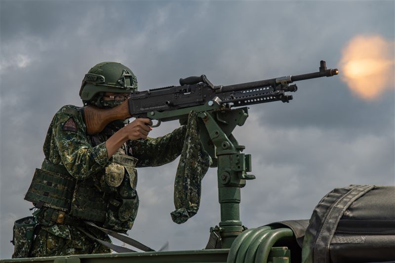 官兵在八輪甲車掩護下向前推進。(圖/軍聞社提供)